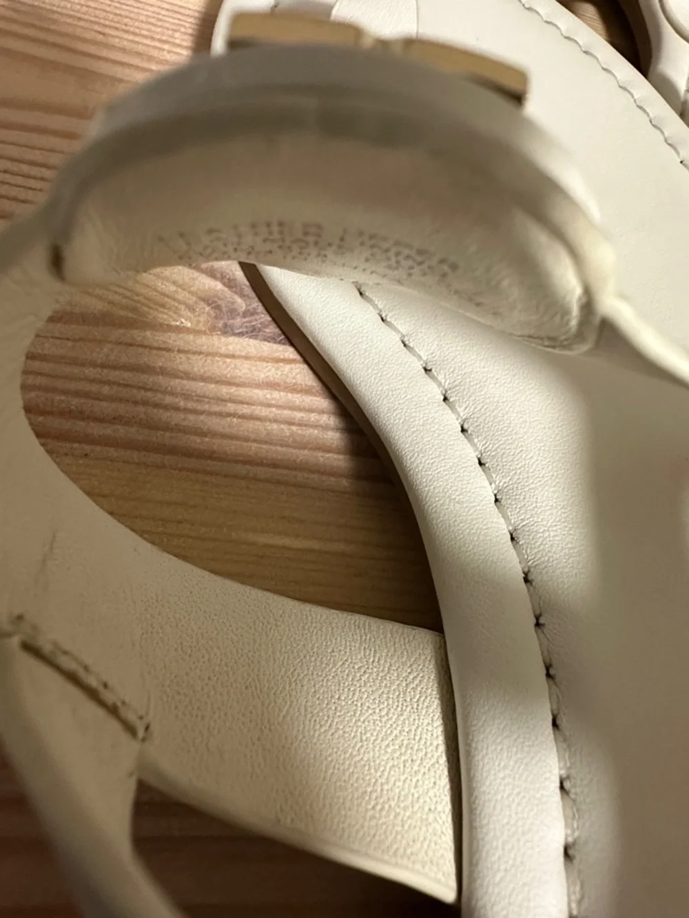 Tory Burch White Leather Logo Thong Sandals with Gold  Emblem size 6.5 - Picture 5 of 9